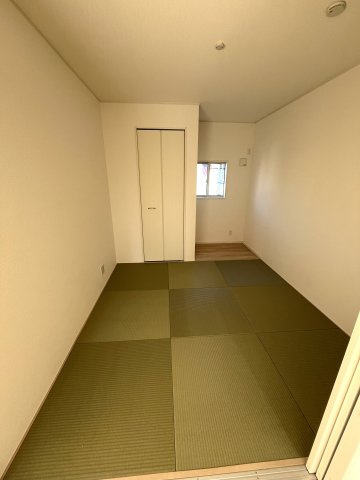 【和室】 | 厚南小学校に通える新築戸建　宇部市際波　第６－５号棟　クレイドルガーデン　アーネストワン | リビングにつながる和室は落ち着いた雰囲気を醸し出します