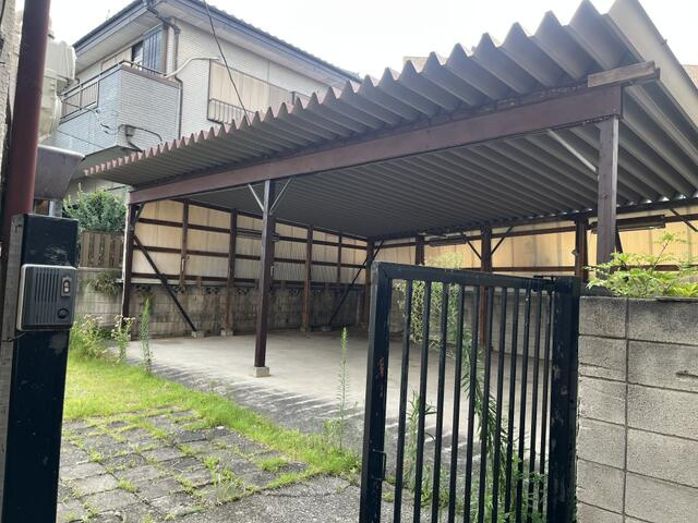 南小岩４丁目貸家の駐車場|屋根付きの３台分駐車場