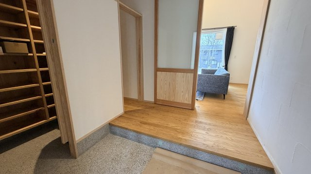 【動画付き】中軽井沢 借宿エリア 片流れ屋根が美しい新築戸建の玄関