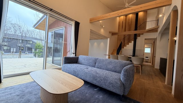 【動画付き】中軽井沢 借宿エリア 片流れ屋根が美しい新築戸建の居間・リビング
