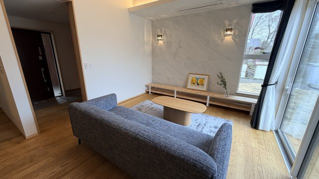 【動画付き】中軽井沢 借宿エリア 片流れ屋根が美しい新築戸建の居間・リビング
