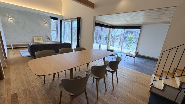 【動画付き】中軽井沢 借宿エリア 片流れ屋根が美しい新築戸建のダイニング