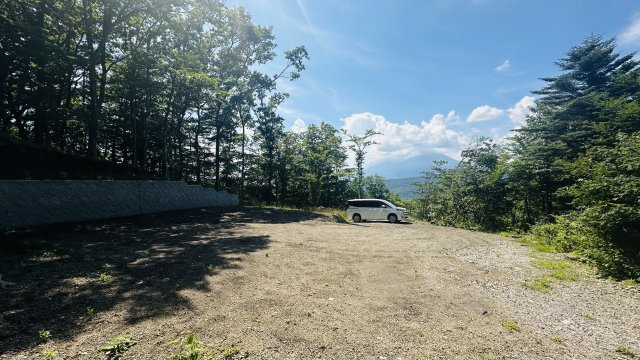 旧軽井沢 太陽の森別荘地 浅間山を臨む土地の外観|アプローチは傾斜ですが、建物を配置する場所は平坦です。