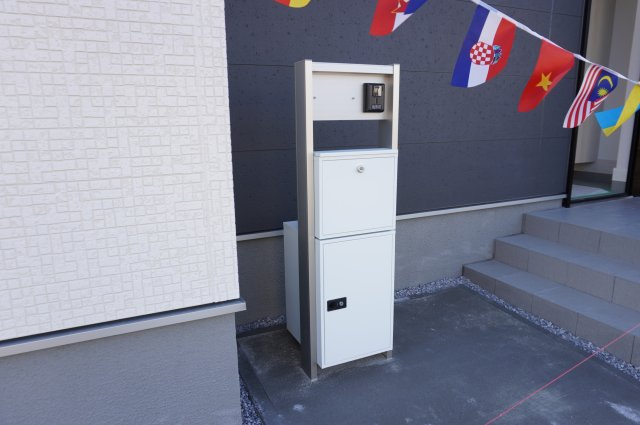 草加市新栄2丁目 新築分譲住宅のその他|インターホン機能・宅配BOX付き門柱