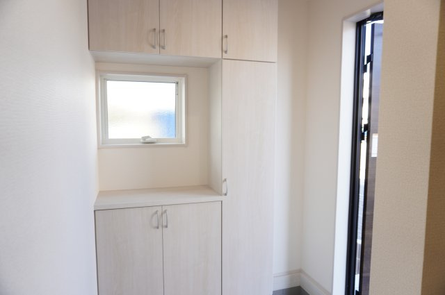 草加市新栄2丁目 新築分譲住宅の玄関