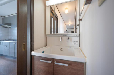  | リビングに隣接して洗面台があ… 