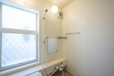  | 浴室には大きな窓があります。… 