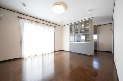  | 陽が燦々と降り注ぐ明るいリビ… 