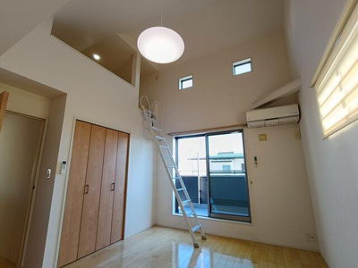  | 開放感溢れる勾配天井に、収納… 