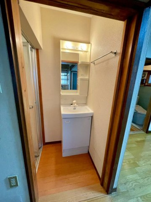 【洗面所】 | 旭区清水3丁目中古戸建 | 日々の身支度に欠かせない独立洗面台。