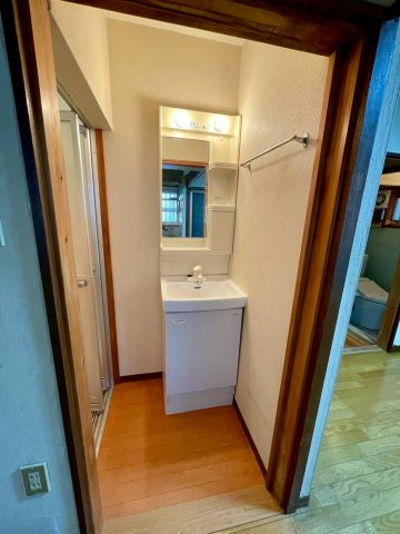 【洗面所】 | 旭区清水3丁目中古戸建 | 日々の身支度に欠かせない独立洗面台。