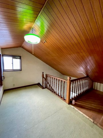 【洋室】 | 旭区清水3丁目中古戸建 | 3階の洋室です。物語の中に出てくるような、どこかワクワクさせてくれる秘密基地感があります。