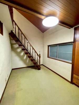 【洋室】 | 旭区清水3丁目中古戸建 | 洋室（約7.5帖）：天上が高く、開放感のある洋室です。雰囲気のある階段は3階の洋室へと続きます。