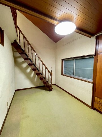 【洋室】 | 旭区清水3丁目中古戸建 | 洋室（約7.5帖）：天上が高く、開放感のある洋室です。雰囲気のある階段は3階の洋室へと続きます。