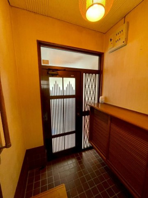 【玄関】 | 旭区清水3丁目中古戸建 | 採光デザインの玄関ドアは、家の中を明るい雰囲気に。