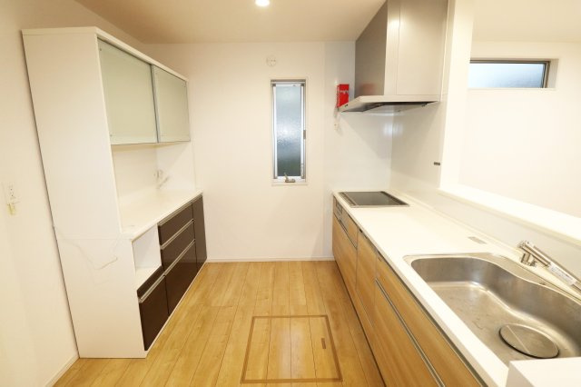 【築浅中古】郡山市久留米６丁目　　　　　　　柴宮小学校、郡山第７中学区のキッチン|カップボードもついています。