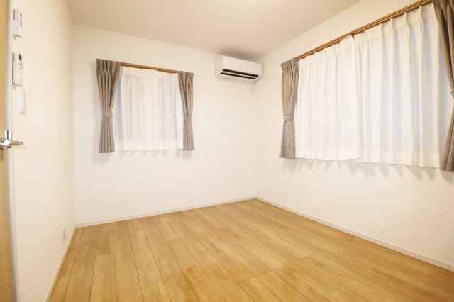 【築浅中古】郡山市久留米６丁目　　　　　　　柴宮小学校、郡山第７中学区の洋室