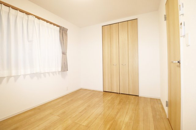 【築浅中古】郡山市久留米６丁目　　　　　　　柴宮小学校、郡山第７中学区の洋室