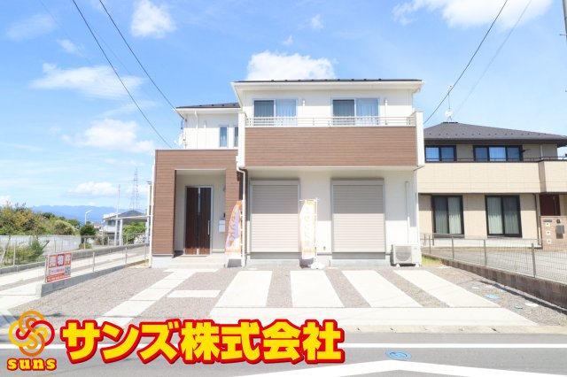 【築浅中古】郡山市久留米６丁目　　　　　　　柴宮小学校、郡山第７中学区の外観|南側から見た駐車場を含む外観