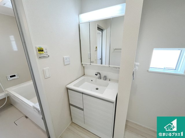 東近江市林田町　第24-1期　新築一戸建ての独立洗面台|清潔感のある洗面台です。フラットな鏡は掃除がしやすく毎日清潔！鏡裏には収納があるのでスッキリとした洗面台が保てます。