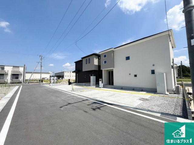 東近江市林田町　第24-1期　新築一戸建ての前面道路含む現地写真|周辺は閑静な住宅街！前面道路広々で車の出し入れも便利です。駐車が苦手な方でも安心して車庫入れできます！