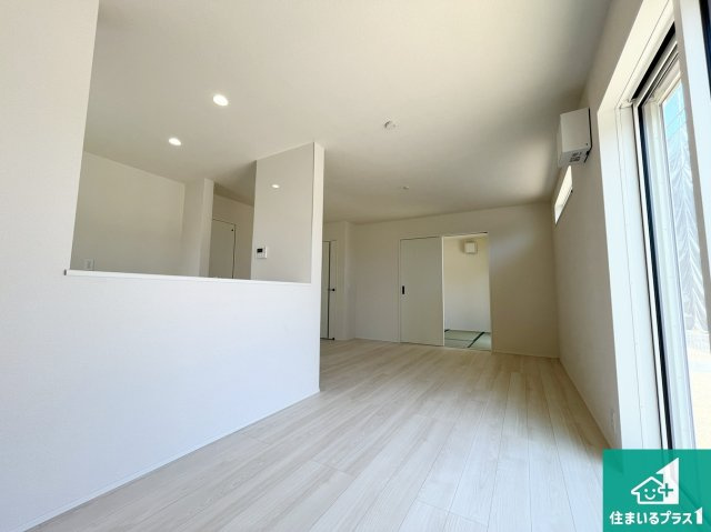 東近江市林田町　第24-1期　新築一戸建ての居間・リビング|日当たり良好の明るいリビングで朝の目覚めもスッキリできそう！対面キッチンでご家族のコミュニケーションも自然と増える設計！小さなお子様が遊ぶスペースを作っても広々とくつろげるLDK！