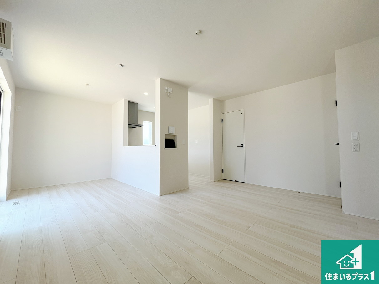 東近江市林田町　第24-1期　新築一戸建ての居間・リビング|シンプルなリビングは、観葉植物等のインテリアを楽しめますね！パパ好みにも、ママ好みにも家具次第で雰囲気を変えることができます！