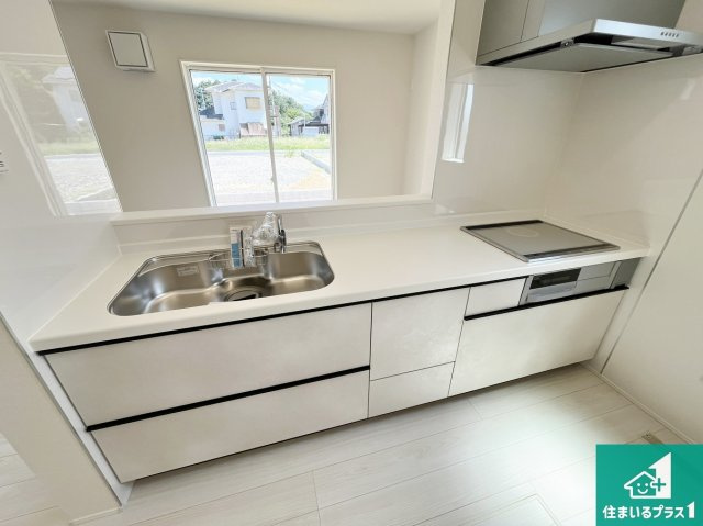 東近江市林田町　第24-1期　新築一戸建てのキッチン|リビングと統一感があり、使い勝手のいいキッチン。広々としているので、二人並んで作業が出来ちゃいます。お子様と一緒に色々なお料理に挑戦できるスペースがあります。