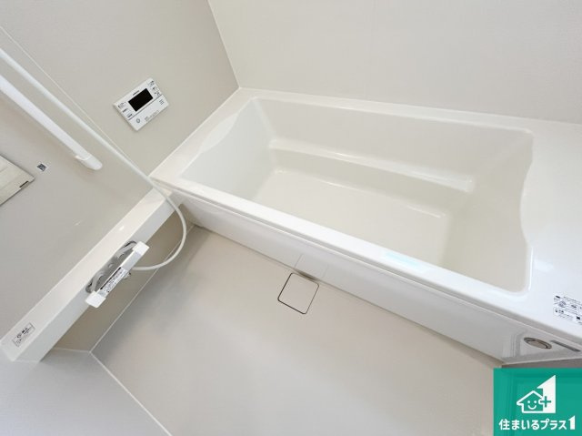 東近江市林田町　第24-1期　新築一戸建ての浴室|足をゆったり伸ばして寛げる浴槽です。窓が設けられていますので差し込む光が明るく穏やかな雰囲気にしてくれます♪浴室乾燥機も設置しているので、雨の日の洗濯物も安心です♪
