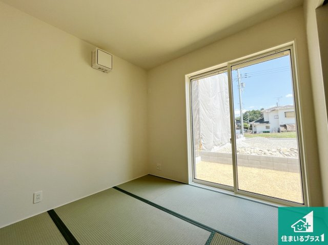 東近江市林田町　第24-1期　新築一戸建ての和室|一室あると便利な和室は客間としてだけでなく、小さなお子様のプレイルームや食後のくつろぎスペースとしてもご利用いただけます。収納もついていますので大活躍間違いなし！