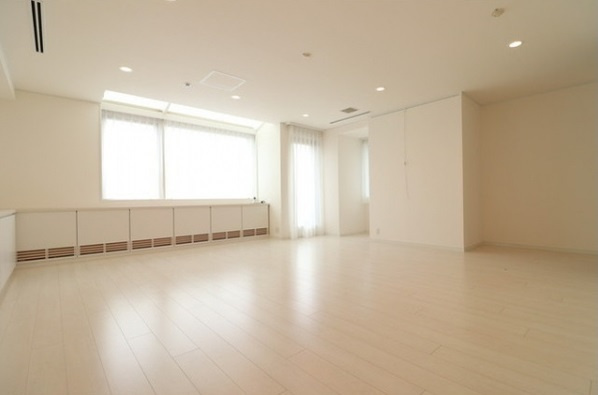 渋谷区広尾１丁目の賃貸マンションの居間・リビング|反転タイプ参照