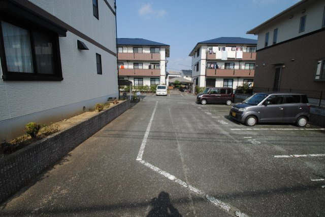 グランドール国分 A棟の駐車場