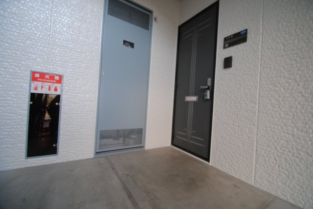 グランドール国分 A棟の玄関