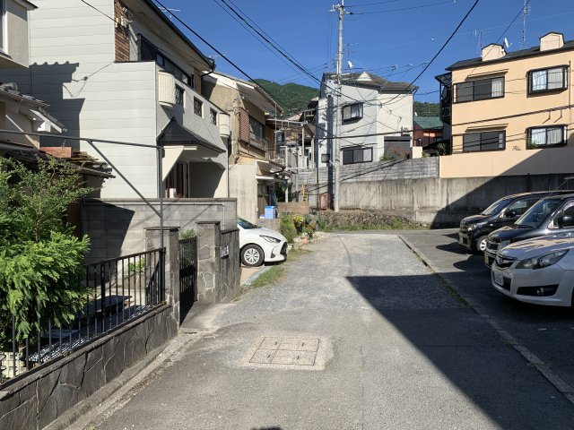 京都市左京区上高野畑ケ田町　中古一戸建の前面道路含む現地写真