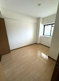 落ち着いて過ごせるお部屋なので、寝室にいかがでしょうか