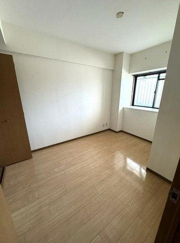 落ち着いて過ごせるお部屋なので、寝室にいかがでしょうか