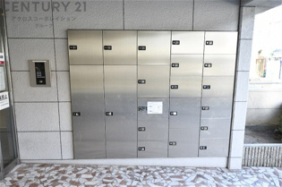 宅配ボックスは荷物の受け取りや配達が便利で安全です。不在時でも荷物が確保され、盗難や損傷のリスクが減少。受け取り時間の柔軟性が向上。外出先からでも荷物の受け取りや預けが可能となります。