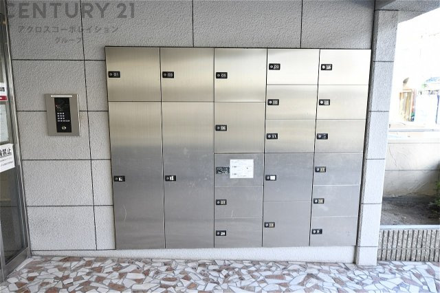 宅配ボックスは荷物の受け取りや配達が便利で安全です。不在時でも荷物が確保され、盗難や損傷のリスクが減少。受け取り時間の柔軟性が向上。外出先からでも荷物の受け取りや預けが可能となります。