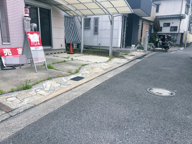 百舌鳥梅町　中古戸建ての前面道路含む現地写真