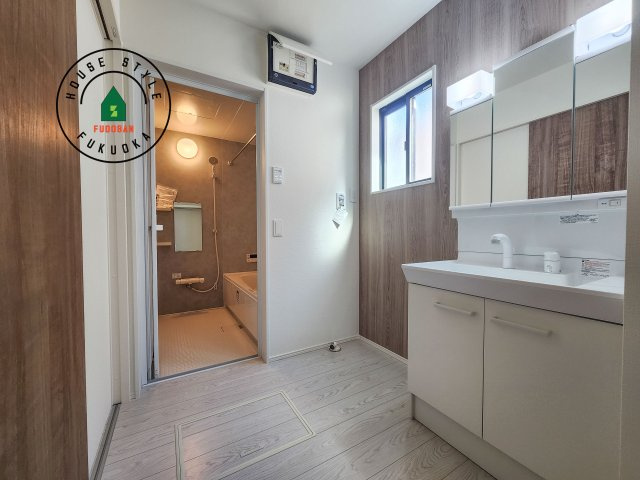 福津市津屋崎1丁目第4-2棟（1号棟）の脱衣所|ゆとりの洗面スペースで朝の身支度もスムーズに。暮らしを快適に変えるシャワー付洗面台です！