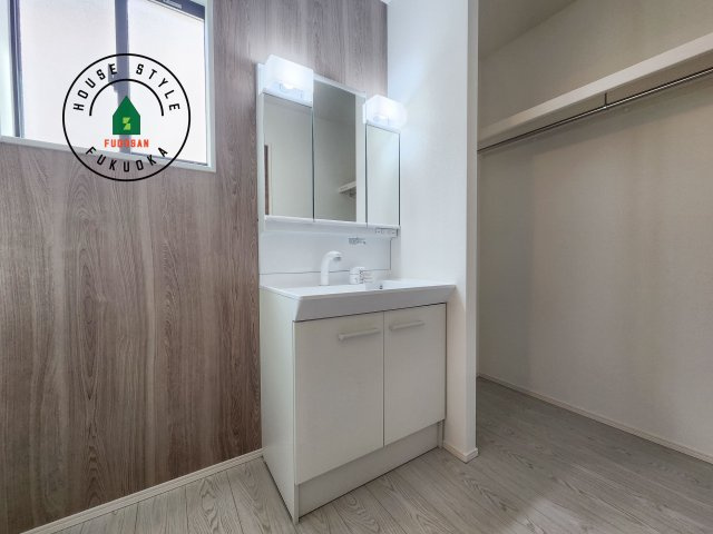 福津市津屋崎1丁目第4-2棟（1号棟）の独立洗面台|毎日使うものだから清潔な空間を保ちたい水回り。洗面にはそんな願いを解消させてくれる収納アイデアが満載です。三面鏡の裏側にはキャビネットが現れ小物から背の高い物まで収納できます。