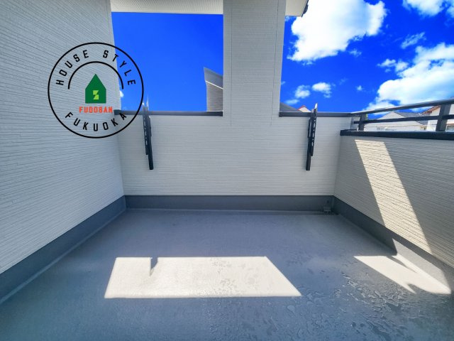 福津市津屋崎1丁目第4-2棟（1号棟）のバルコニー|風をしっかりと感じられるバルコニーでは、毎日が洗濯日和です。広々としているので洗濯も楽しくなるでしょうし、気分転換にバルコニーからの眺めを楽しむのもいいでしょう。