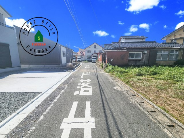 福津市津屋崎1丁目第4-2棟（1号棟）の前面道路含む現地写真|前面道路は閑静な住宅地をはしる車通りの少ない道路。お車の出し入れが苦手なママや小さなお子様にも安心ですね。しっかり舗装もされているので、ベビーカーや自転車で通っても快適に通行できます。