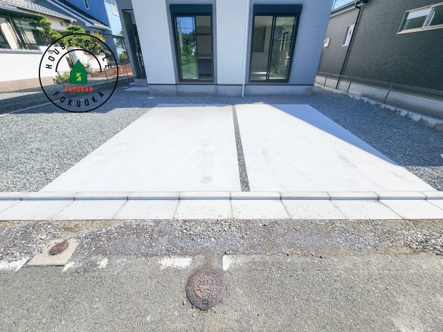 福津市津屋崎1丁目第4-2棟（1号棟）の駐車場|広々した駐車場になります。3台並列駐車となります。