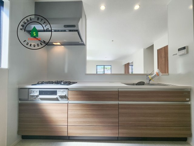 福津市津屋崎1丁目第4-2棟（1号棟）のキッチン|ダイニングテーブルへの配膳がラクラク、お料理はかどるカウンター付きシステムキッチン！