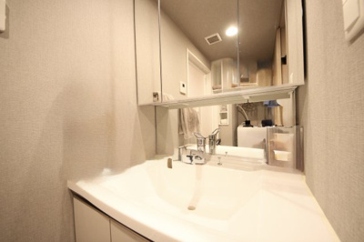 【独立洗面台】 | エスリード大津におの浜セントラル | 明るく清潔感ある洗面台
