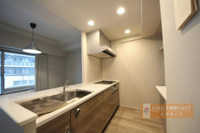 【キッチン】 | エスリード大津におの浜セントラル | 開放感あるシステムキッチン、一部加工
