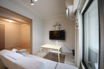 【居間・リビング】 | エスリード大津におの浜セントラル | リビング、敷居を開けると洋室と一体活用できます