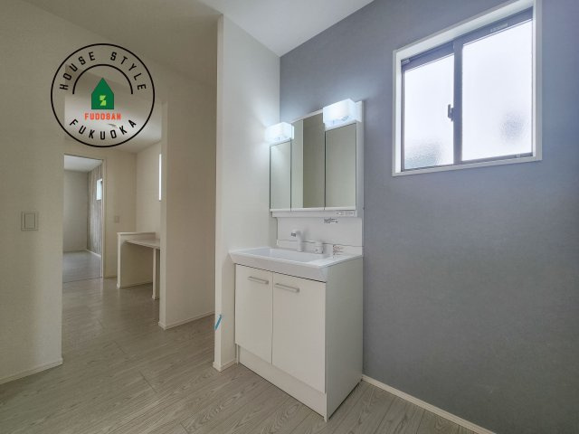 福津市津屋崎1丁目第4-2棟（2号棟）の独立洗面台|毎日使うものだから清潔な空間を保ちたい水回り。洗面にはそんな願いを解消させてくれる収納アイデアが満載です。三面鏡の裏側にはキャビネットが現れ小物から背の高い物まで収納できます。