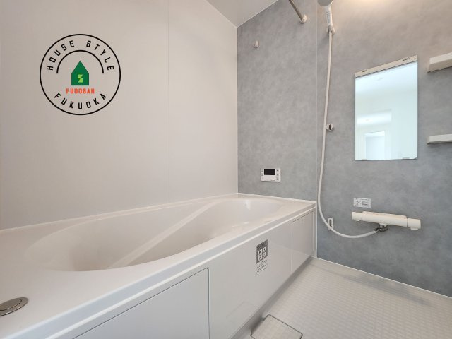 福津市津屋崎1丁目第4-2棟（2号棟）の浴室|1日の疲れを癒してくれる広々バスルーム。雨の日のお洗濯にも大活躍な浴室乾燥機付です！